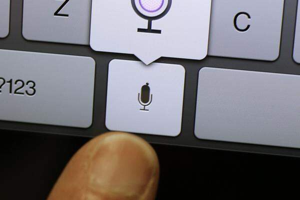 Der Sprachassistent Siri, der am iPhone 4S für Furore und auch Belustigung sorgte, ist nicht integriert worden. Dafür gibt es die Möglichkeit, Text über eine Mikrofon-Taste einfach einzusprechen.