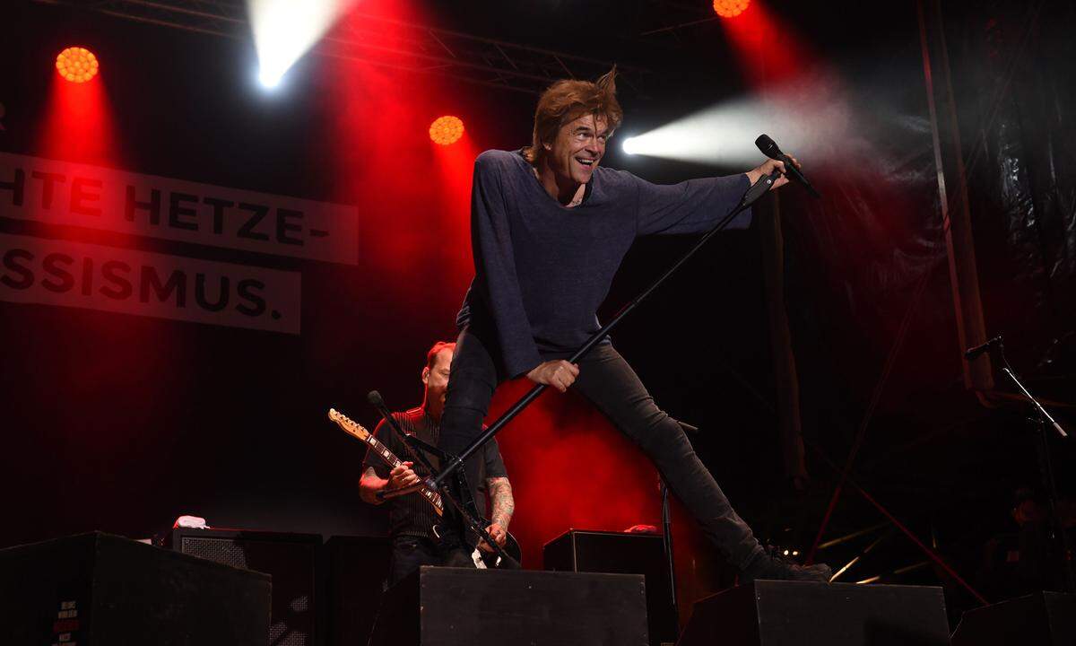 Campino von den Toten Hosen sagte, es gehe bei dem Konzert nicht nur darum, Musik zu hören, sondern sich "solidarisch zu erklären mit denen, die hierbleiben, die den Kampf jeden Tag durchziehen". "Alles, was Anstand hat", müsse sich gegen den rechten Mob stellen.