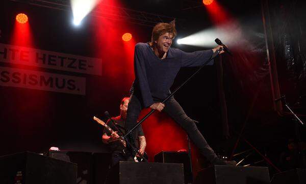 Campino von den Toten Hosen sagte, es gehe bei dem Konzert nicht nur darum, Musik zu hören, sondern sich "solidarisch zu erklären mit denen, die hierbleiben, die den Kampf jeden Tag durchziehen". "Alles, was Anstand hat", müsse sich gegen den rechten Mob stellen.