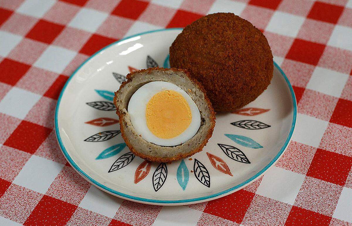 Ein Geheimtipp für Olympia-Besucher. Schottische Eier sind der Picknick-Hit aus der englischen Küche. Hierfür werden hart gekochte Eier mit Faschiertem ummantelt und paniert.