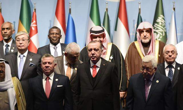 Der türkische Präsident Erdoğan stilisiert sich als Machtzentrum der islamischen Welt, links von ihm Jordaniens König Abdullah, rechts Palästinenserpräsident Abbas.
