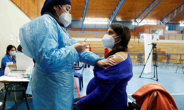 Chile has designated pregnant women a COVID-19 vaccination priority