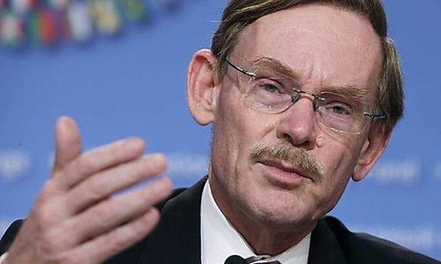 World Bank President Robert Zoellick speaks at the Development Committee news conference in Washingto