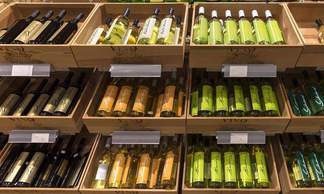 Weinflaschen in einem Supermarkt Deutschland Europa *** Wine bottles in a supermarket Germany Euro