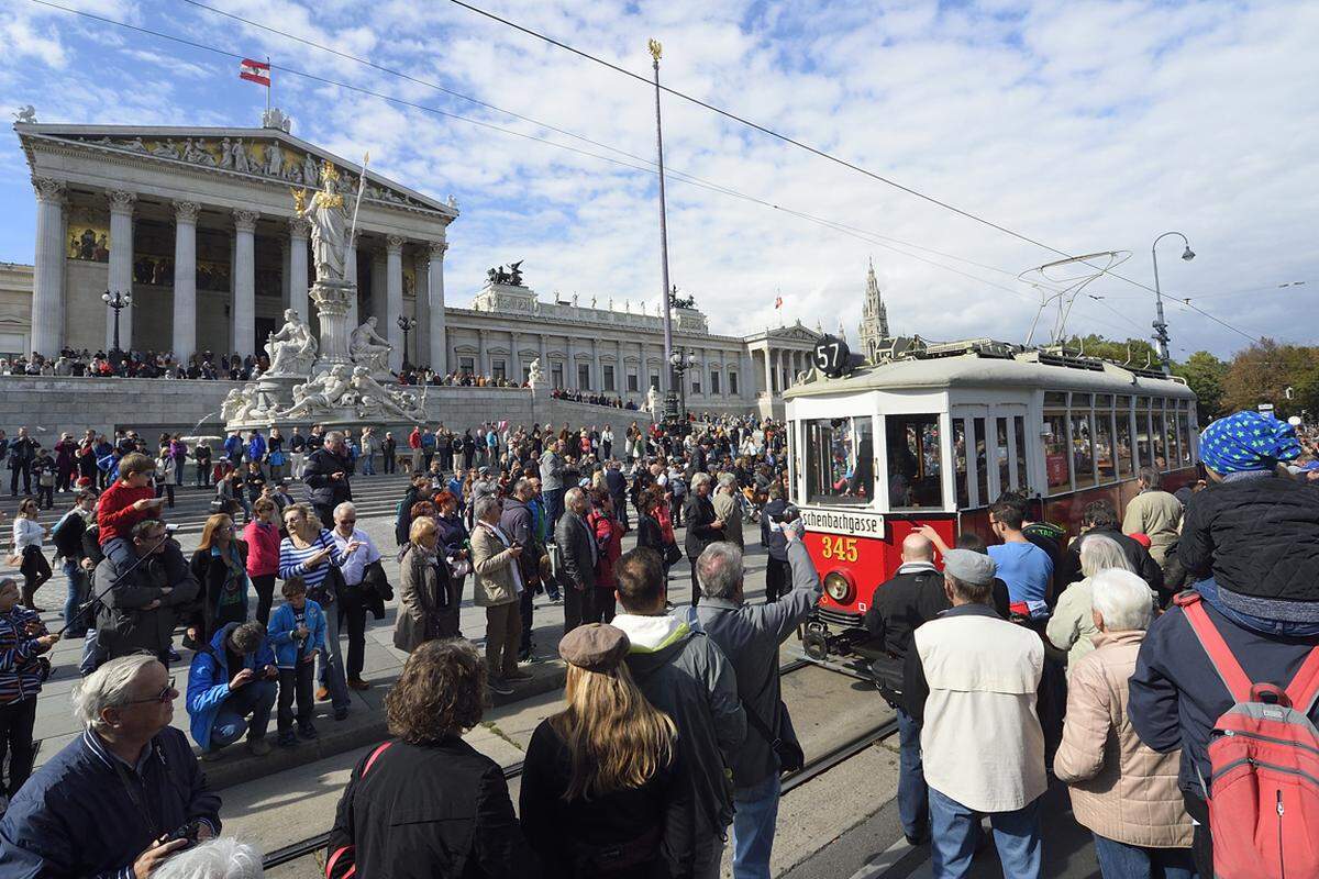 Ein historischer Triebwagen der Linie 57 vor dem Parlament. Mehr zur Wiener Straßenbahn-Geschichte finden Sie hier.