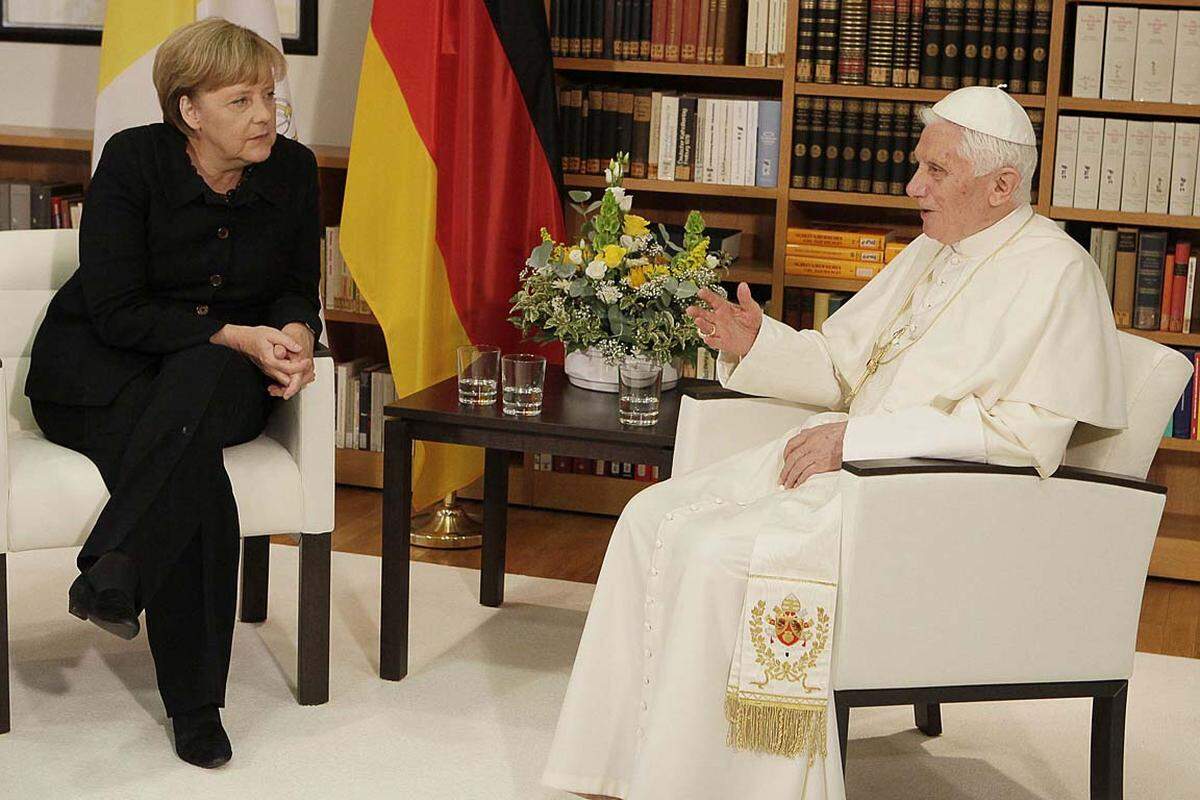 Nach der Begegnung mit Wulff traf Benedikt die deutsche Bundeskanzlerin Angela Merkel. Sie habe mit dem Papst über die Finanzmärkte gesprochen und "über die Tatsache, dass die Politik schon die Kraft haben sollte, für die Menschen zu gestalten und nicht getrieben zu sein", sagte Merkel.