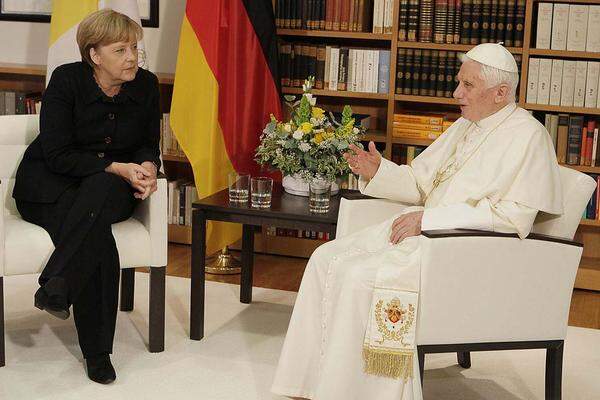 Nach der Begegnung mit Wulff traf Benedikt die deutsche Bundeskanzlerin Angela Merkel. Sie habe mit dem Papst über die Finanzmärkte gesprochen und "über die Tatsache, dass die Politik schon die Kraft haben sollte, für die Menschen zu gestalten und nicht getrieben zu sein", sagte Merkel.