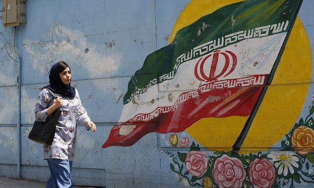 Archivbild: Eine Frau vor einer Wandmalerei in Teheran