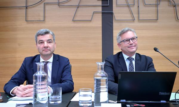 Der als Auskunftsperson geladene Finanzminister Magnus Brunner (ÖVP; rechts im Bild) und seine Vertrauensperson, Finanzprokuratur-Präsident Wolfgang Peschorn, im Cofag-U-Ausschuss