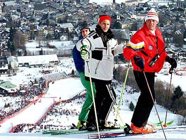 Zudem freut sich Berger über die Annehmlichkeiten des Privatlebens. Der begeisterte Skifahrer (hier 1997 in Kitzbühel mit Toni Sailer und Alessandro Benetton) kann nun mehr Zeit mit der Familie verbringen: Seit 1990 ist er mit Ana verheiratet. Das Paar hat drei Töchter - Heidi, Sarah-Maria und Christina.