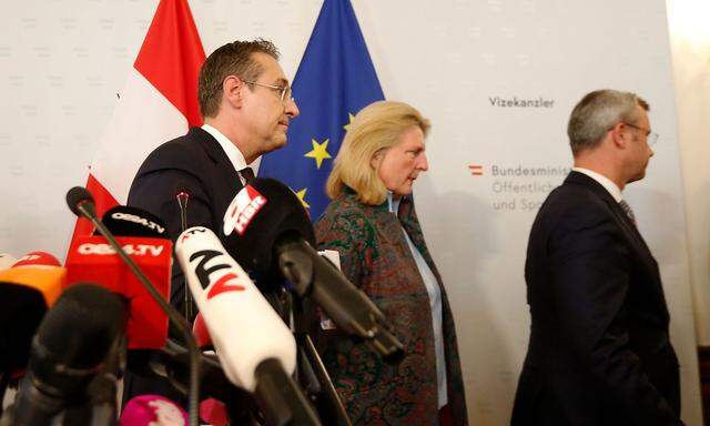 Bei der Rücktritts-Pressekonferenz von Heinz-Christian Strache (li.) stand Karin Kneissl in der Riege der FPÖ-Minister an dessen Seite.