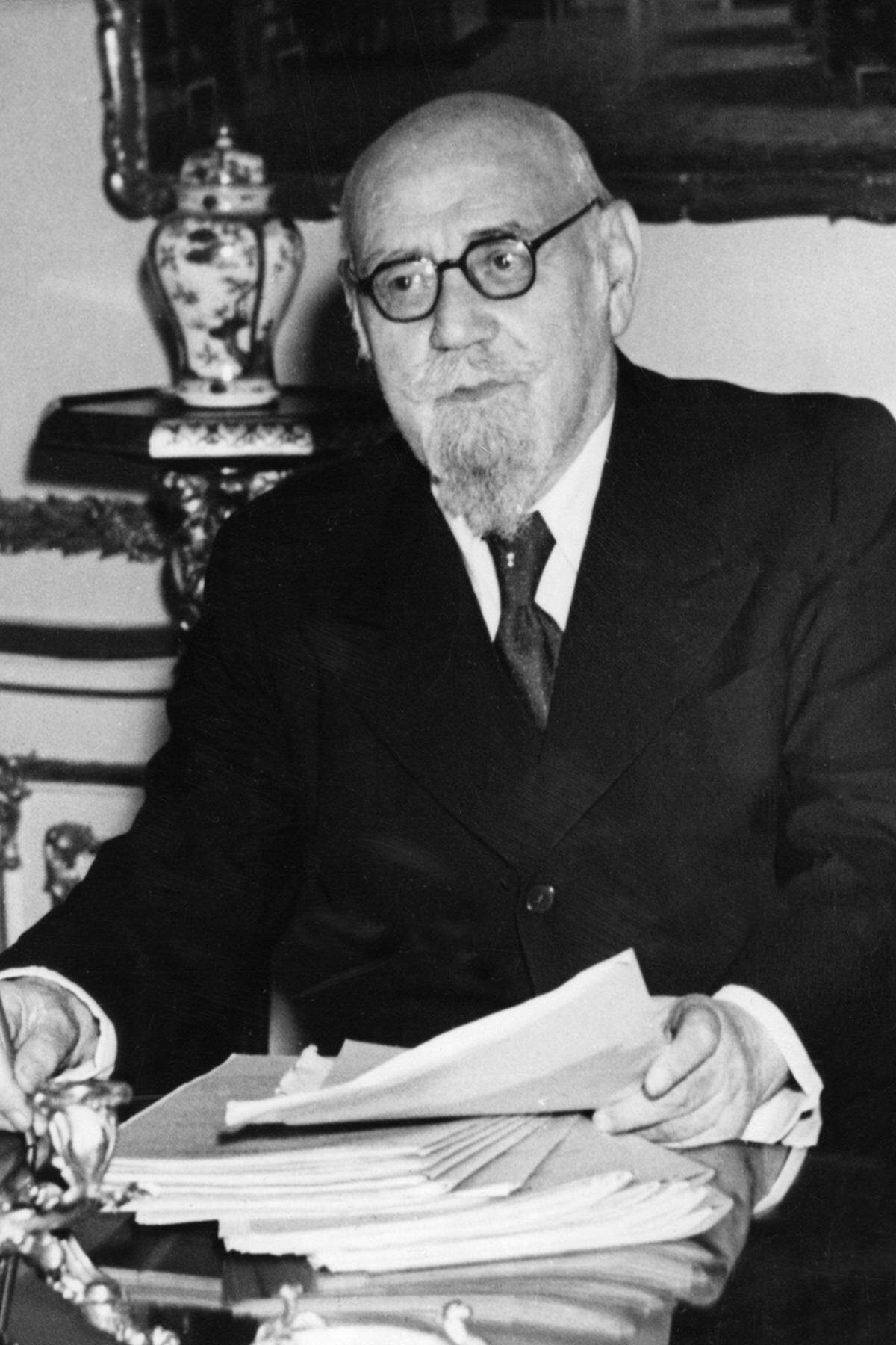 Karl Renner wurde 1945 nicht vom Volk, sondern von der Bundesversammlung zum Bundespräsidenten gewählt. Der Jurist war als Führer des gemäßigten Flügels der Sozialdemokratie ab 1907 Reichtstagsabgeordneter, von 1918 bis 1920 Staatskanzler, 1919 Leiter der Delegation Österreichs bei den Friedensverhandlungen von Saint Germain. Zum Beginn der 20er-Jahre zog er sich vorübergehend aus der Politik zurück, bevor er 1931 Nationalratspräsident wurde. 1934 wurde er vom Dollfuß-Regime vorübergehend inhaftiert. 1938 setzte er sich für ein "Ja" in der Volksabstimmung über den Anschluss an Hitler-Deutschland ein. Die Zeit des NS-Regimes verbrachte er unter Hausarrest in seinem Haus in Gloggnitz. Renner starb zu Silvester 1950 im Amt.