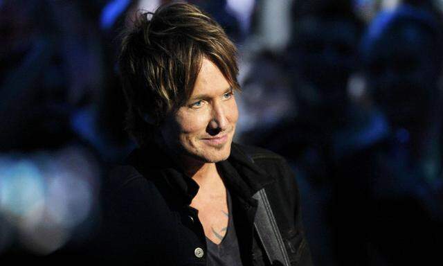 Musician Keith Urban performs ´Cop Car´ during the 2014 CMT Music Awards in Nashville