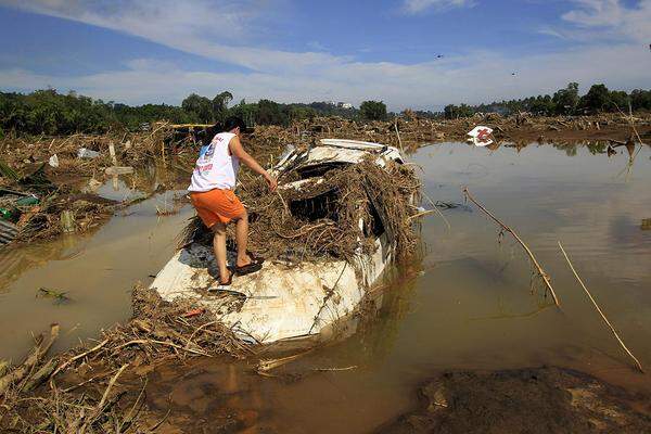 Durch einen heftigen Tropensturm sind im Süden der Philippinen mindestens 653 Menschen ums Leben gekommen.