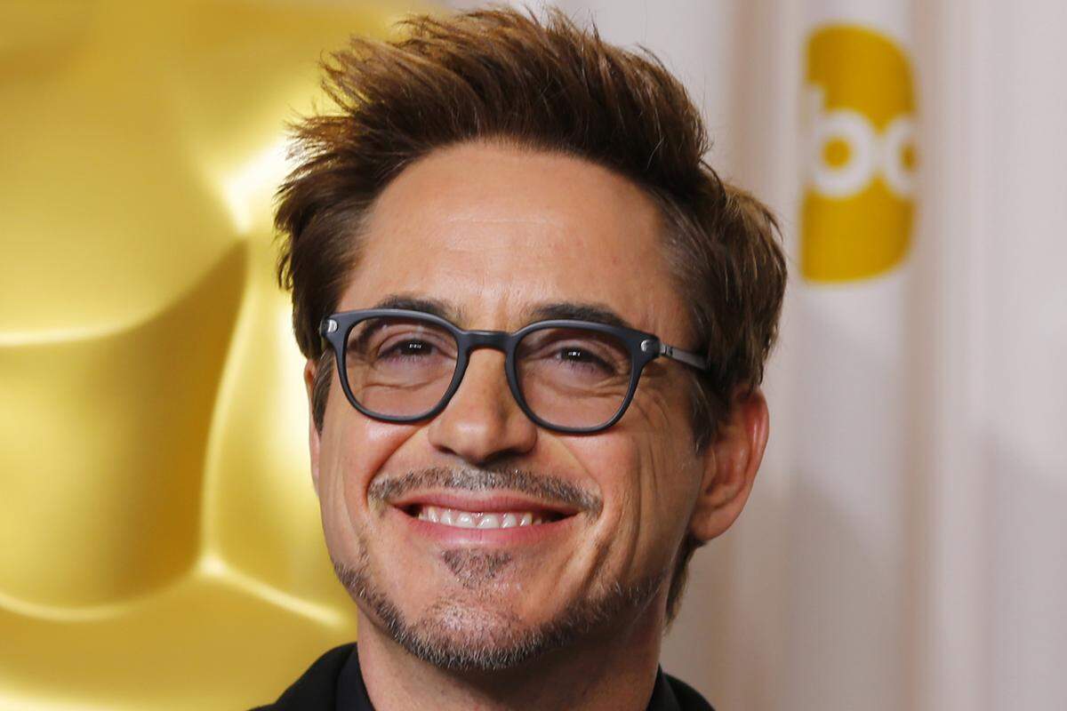 "Iron Man 3"-Star Robert Downey Jr. ist laut "Forbes" Hollywoods Top-Verdiener. Von Juni 2013 bis Juni 2014 habe er 75 Millionen Dollar (umgerechnet 55,48 Mio. Euro) eingenommen, berichtete die Zeitschrift am Montag. Pro Marvel-Film soll er kolportierte 50 Millionen Dollar verdienen. Bereits im vorigen Jahr hatte Downey den Spitzenplatz inne.