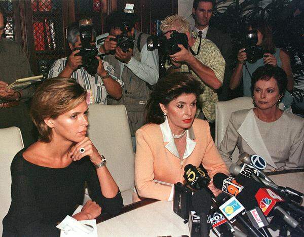 Im Sommer 1997 vertrat Allred (im Bild, Mitte) Kelly Fisher (l.), die Verlobte Dodi Fayeds, die von Fayed für Lady Diana Spencer verlassen wurde. Fisher ließ die Anklage gegen Fayed nach dessen Tod - und dem der britischen Adeligen - schließlich fallen.