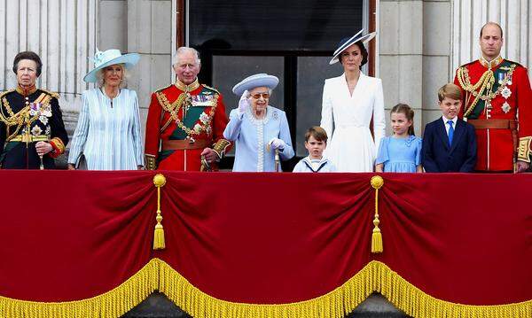 (v.l.n.r) Prinzessin Anne, Camilla, Duchess of Cornwall, Prinz Charles, Queen Elizabeth II., Kate, Duchess of Cambridge, Prinz William und deren Kinder Prinzessin Charlotte, Prinz George und Prinz Louis auf dem Balkon des Buckingham Palace.