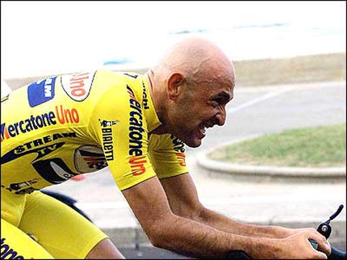 Der "Pirat" Marco Pantani (I), der schließlich die Tour de France 1998 gewonnen hatte, geht beim Giro d'Italia ins Netz der Dopingjäger. Zwei Tage vor Schluss uneinholbar in Führung liegend, wird er überführt.  Pantani stirbt 2004 an einer Überdosis Kokain.