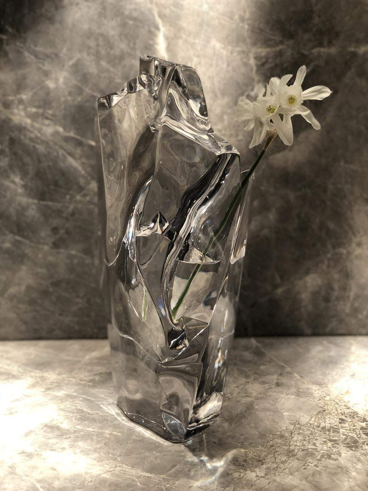 Das Kunst- und Designstudio Fredrikson Stallard bringt Licht und Luxus in sein Apartment in der Londoner Innenstadt: Die Orchid Vase aus der "Glaciarium‘"-Kollektion kommt da genau richtig.