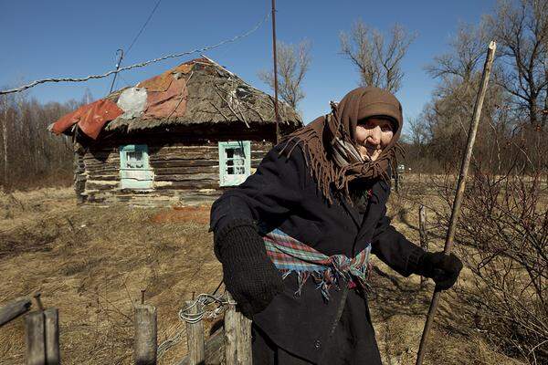 Die 92-jährige Kharytina Descha ist eine der wenigen, die zurückkehrten. Obwohl sie isoliert lebt, zieht sie es vor, auf ihrem eigenen Grund und Boden zu sterben.  (c) Gerd Ludwig/ Institute/ Edition Lammerhuber