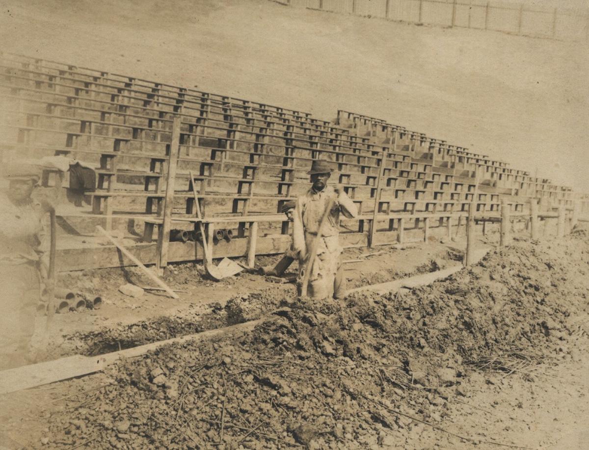 Tribünenbau im alten Stadion.