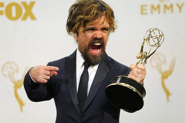 "Game of Thrones" siegte u.a. in den Kategorien "Drehbuch für eine Dramserie" und "Regie für eine Dramaserie". Auch Schauspieler Peter Dinklage ging mit einer Statue nach Hause. Dinklage, der in der Serie Tyrion Lannister spielt, gewann den Preis für den "besten Nebendarsteller in einer Dramaserie". (Der Preis für "beste Nebendarstellerin in einer Dramaserie" ging an Uzo Aduba ("Orange Is The New Black")  