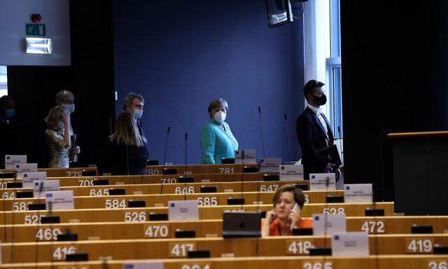Angela Merkel auf dem Weg zu ihrer Rede vor dem EU-Parlament.