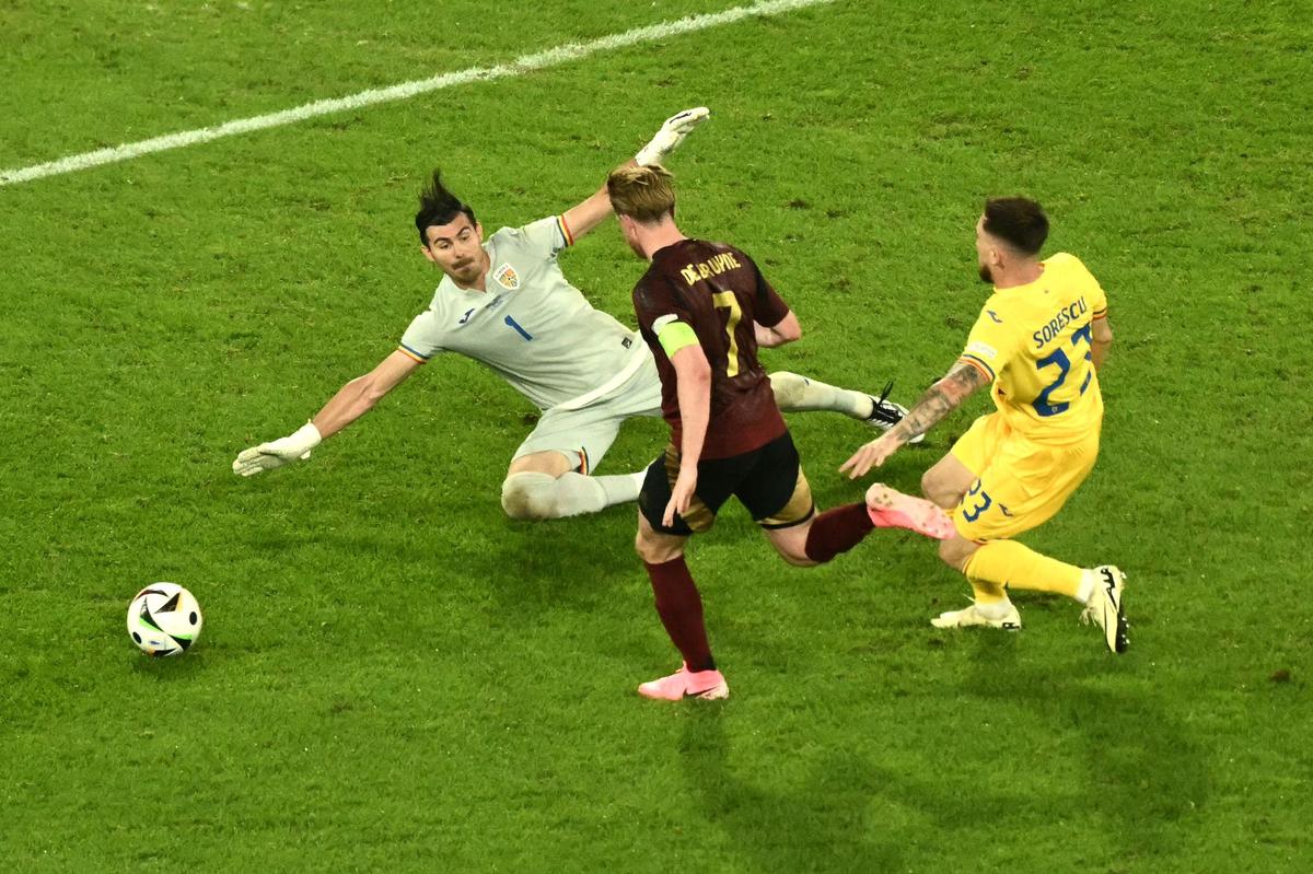 Romania goalkeeper Florin Neita was at his best.  Kevin De Bruyne (M.) also bit his teeth for a long time.