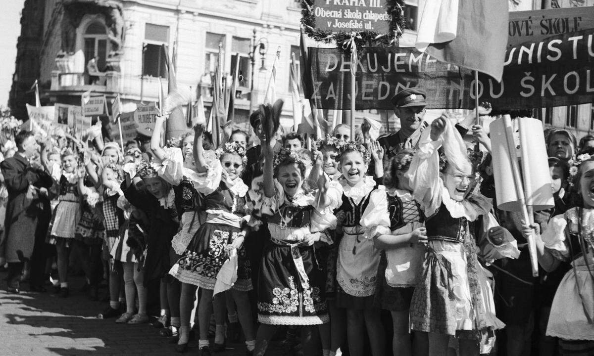 Tschechische Schulkinder bejubeln in Prag 1948 die Machtübernahme der kommunistischen Partei.