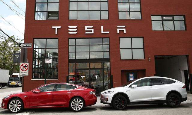 US-INVESTIGATION-CONTINUES-INTO-TESLA-DRIVER'S-DEATH-WHILE-IN-AU