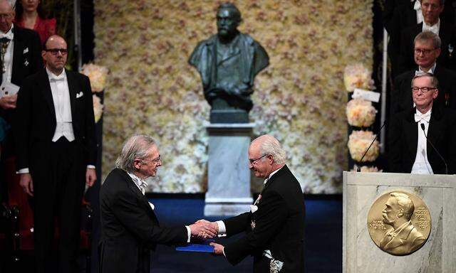 Peter Handke erhält die Insignien des Nobelpreises aus den Händen des schwedischen Königs Carl Gustaf.