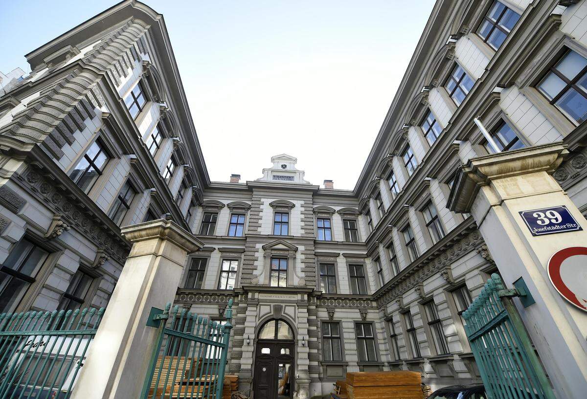 Das Institut für Höhere Studien (IHS) hat eine neue Bleibe befunden. Nach über 50 Jahren in der Wiener Stumpergasse werden die 125 wissenschaftlichen und technischen Mitarbeiter noch im Laufe dieses Jahres in das Palais Strozzi in der Wiener Josefstadt umziehen. Das Palais steht im Eigentum der ARE Austrian Real Estate.