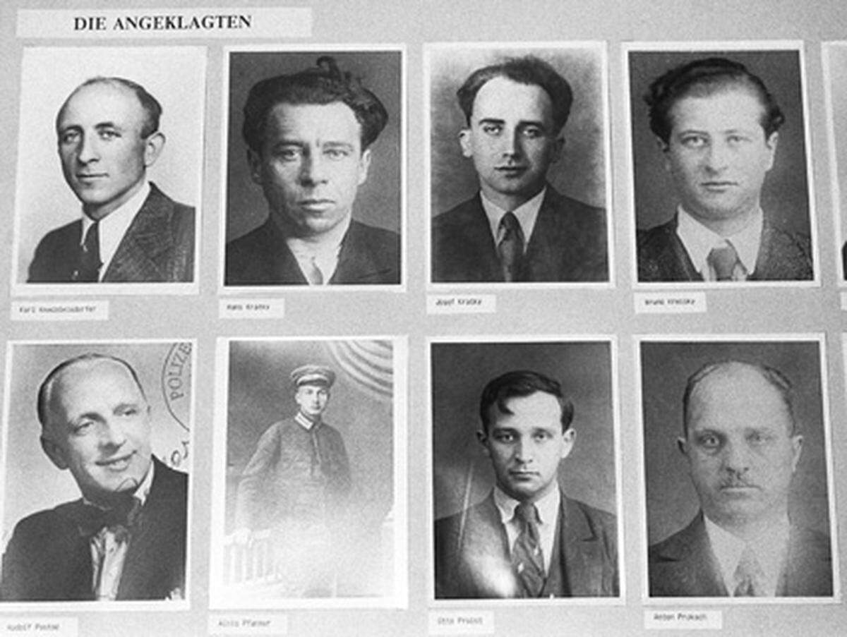 Gemeinsam mit Franz Olah gründet Kreisky 1935 die Revolutionäre Sozialistische Jugend. Von 1935 bis 1936 sowie 1938 ist er politischer Häftling des totalitären Ständestaates unter Dollfuß.