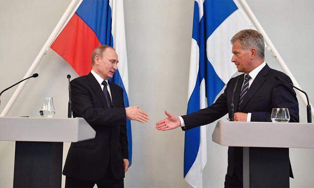 Als man sich noch die Hände schüttelte: Der russische Präsident Wladimir Putin und der finnische Präsident Sauli Niinistö im Jahr 2017.