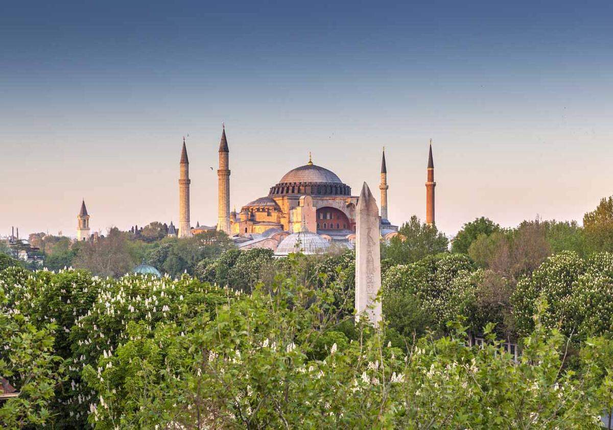 Tripadvisor-Leser haben für die Traveller's Choice Awards die Wahrzeichen, die man gesehen haben muss, zusammengestellt. Früher byzantinische Kirche, später Moschee, jetzt Museum. Das riesige Monument und Wahrzeichen Istanbuls hat eine 55 Meter hohe Hauptkuppel und prägte schon das Erscheinungsbild Konstantinopels. 916 Jahre lang war sie die größte Kirche der Welt.    
