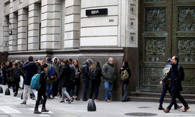 Argentinier stellen sich vor der spanischen Bank BBVA an, um ihr Geld abzuziehen.