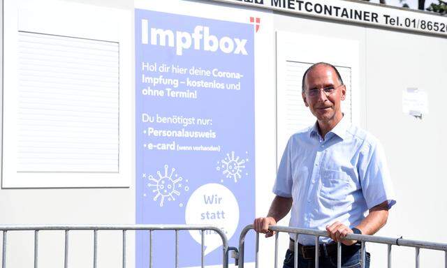 Peter Filzmaier vor einer Impfbox in Wien.