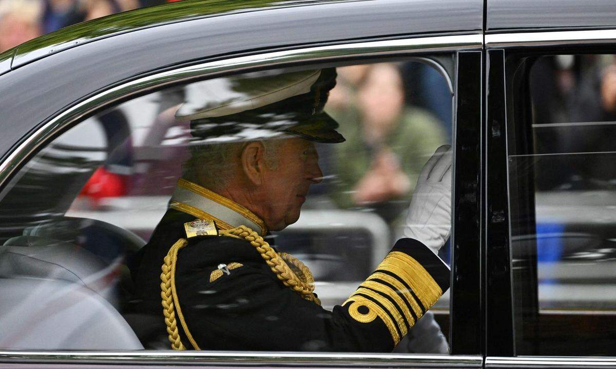 König Charles III. am Weg zur Zeremonie.  