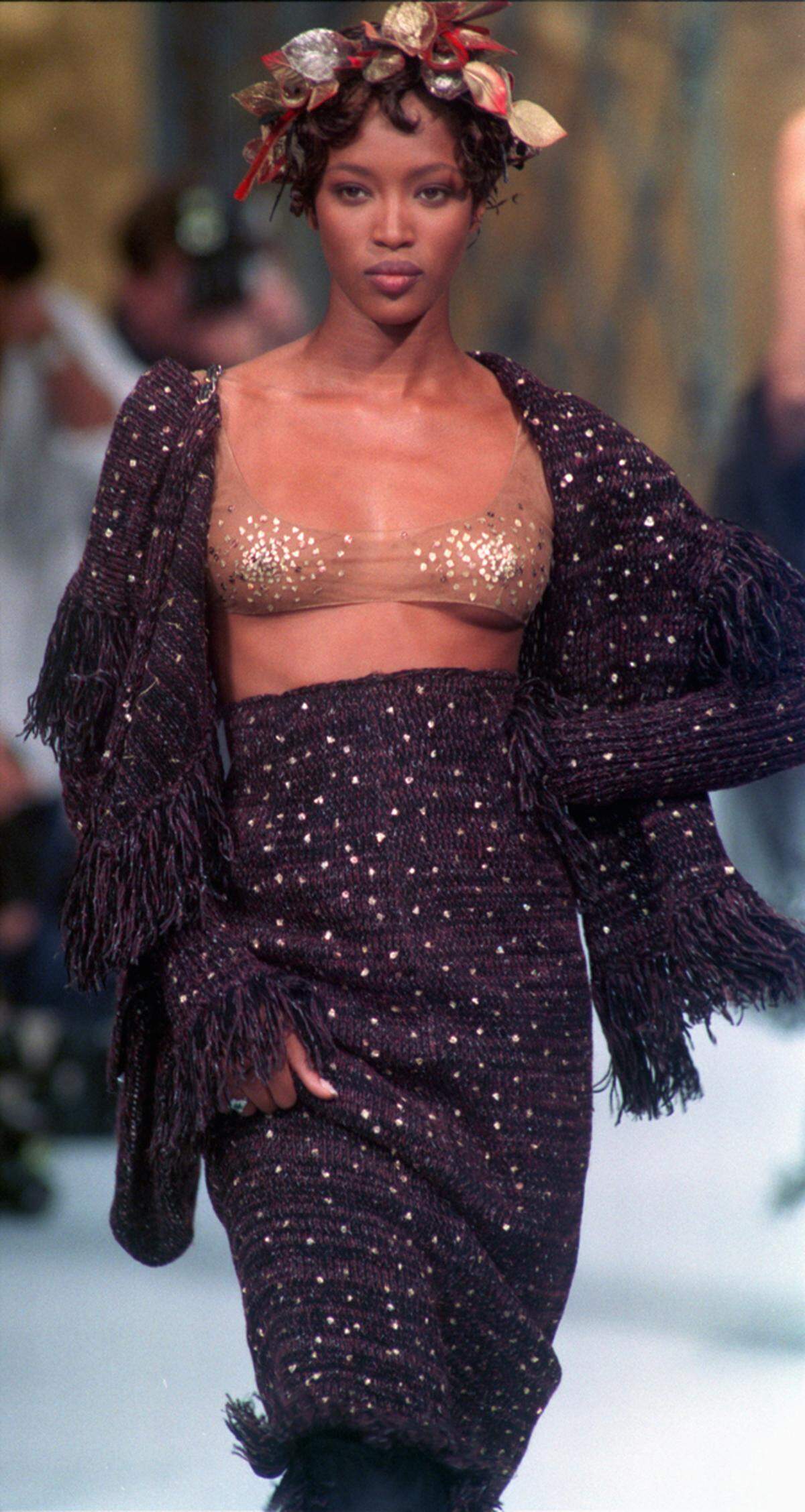 1985 wurde Naomi Campbell als Model entdeckt und kam 1988 als erstes farbiges Model aufs das Cover der französischen "Vogue".