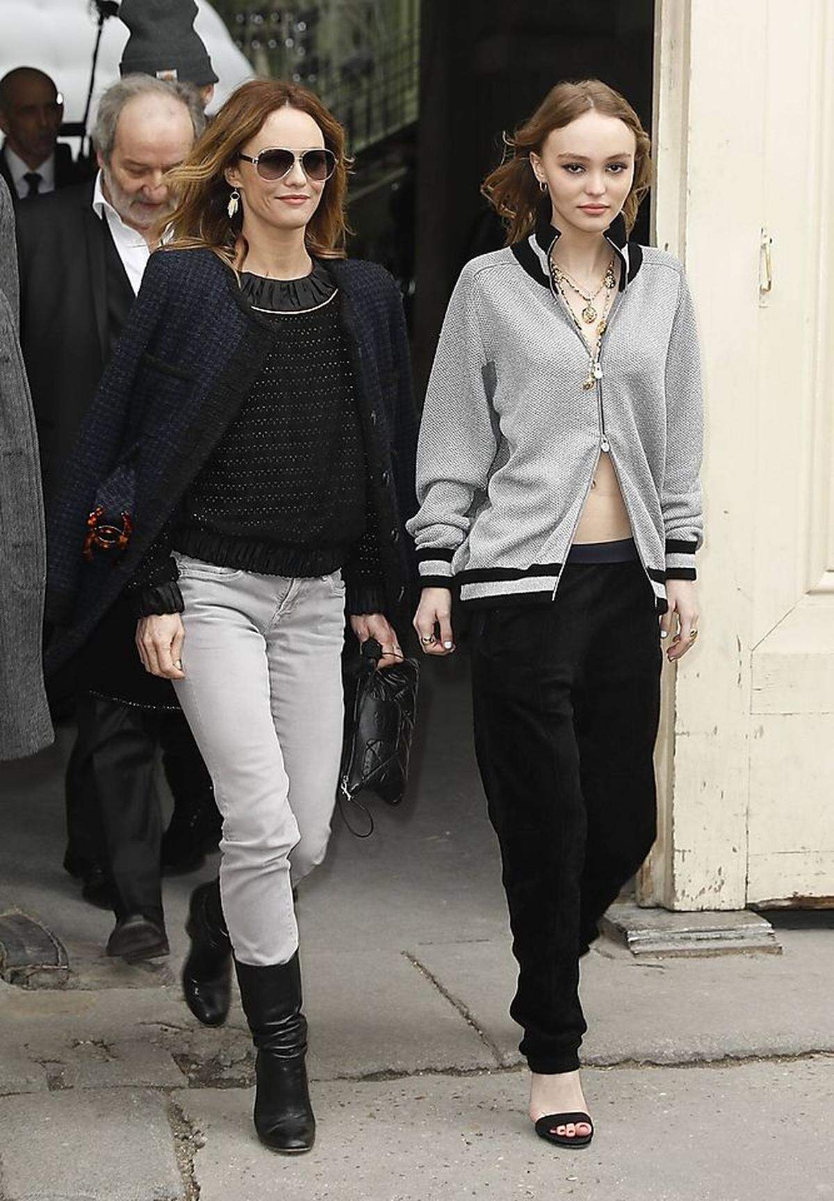 Das Mutter-Tochter Duo ist fester Bestandteil jeder Chanel-Show. Schon letztes Jahr begleitete Vanessa Paradis ihre Tochter, deren Vater Johnny Depp ist, zu ihrem Laufstegauftritt bei der Couture-Schau von Chanel.
