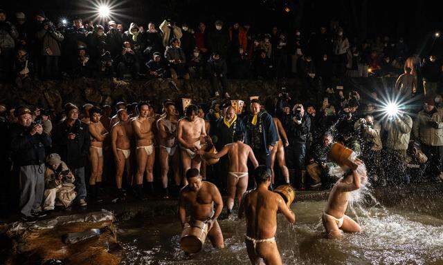 Männer „reinigen“ ihre Körper in einem Fluss während des Sominsai-Festivals im Kokuseki-ji Tempel in Japan.
