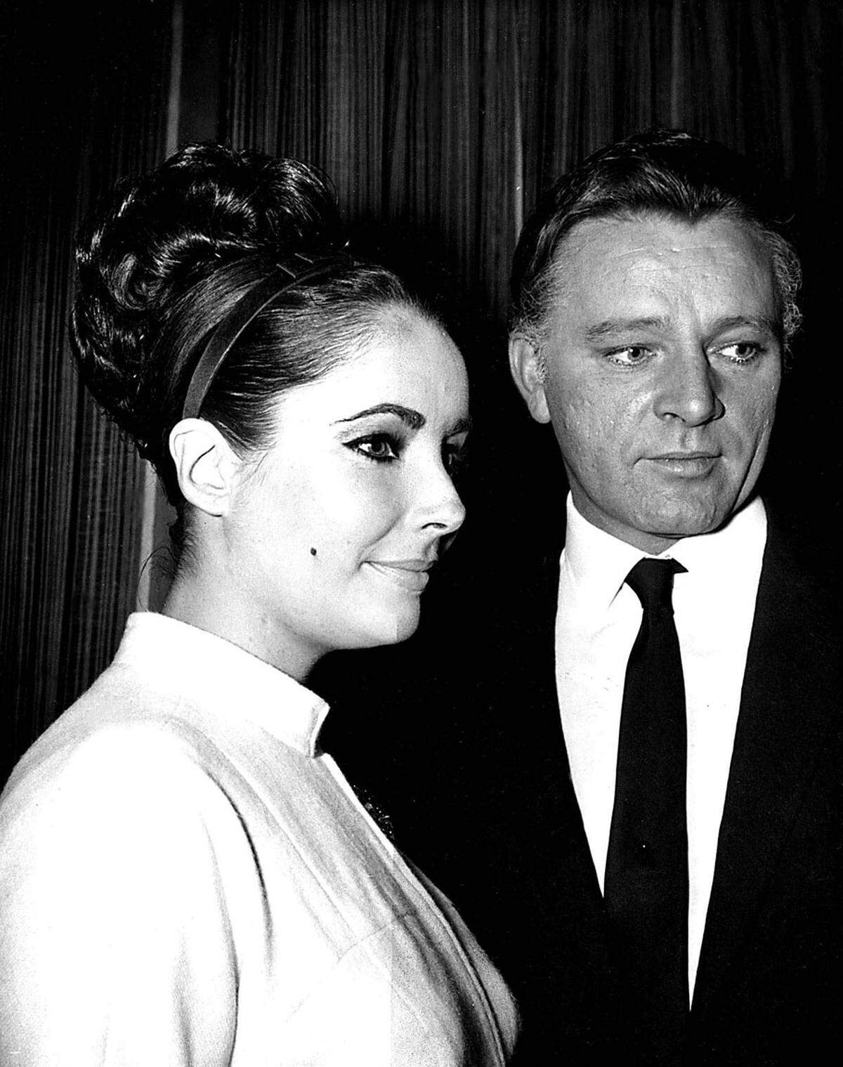 Als die Filmdiva (1932-2011) ihren Kollegen Richard Burton 1964 heiratete, war dies bereits ihre fünfte Ehe. 1974 folgte die Scheidung, ein Jahr später die zweite Hochzeit. Doch schon bald darauf trennten sie sich endgültig.