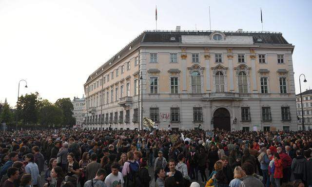 Demonstranten vor dem Bundeskanzleramt.