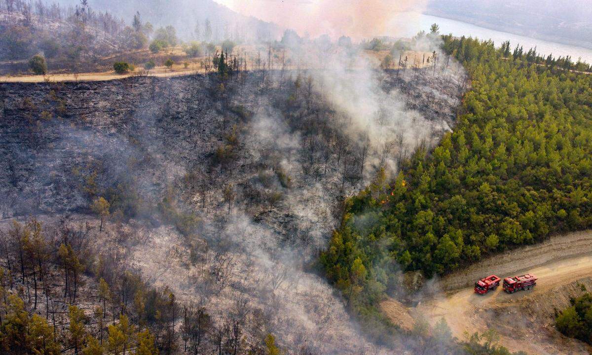 Besonders heftig ist die Situation in der Türkei, wo die Flammen immer wieder durch starke Winde angefacht werden. Im Bild: Eine Luftaufnahme vom Mittelmeer-Touristenort Manavgat in der Türkei.