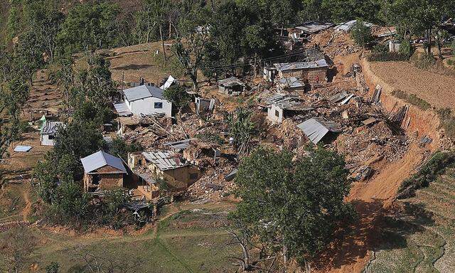 Bilder wie diese aus Sindhupalchowk zeigen die katastrophale Lage in den abgelegenen Gegenden nach dem Beben in Nepal.
