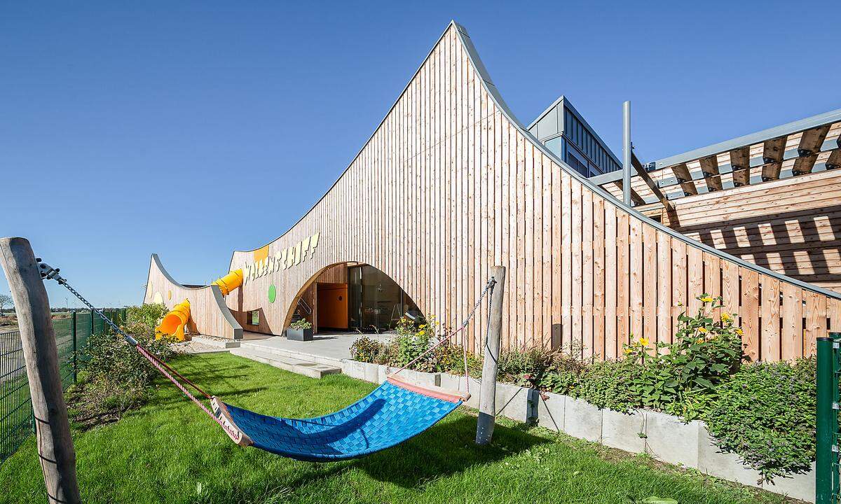 Der Preisregen für den vom Planungsteam Deubner/Lopez konzipierten Kindergarten „Wolkenschiff“ in Gänserndorf-Süd reißt nicht ab. Nachdem das in Passivhausbauweise errichtete Gebäude bereits 2017 vom Land Niederösterreich mit dem klimaaktiv Gold Preis ausgezeichnet wurde und beim niederösterreichischen Holzbaupreis 2018 einen Anerkennungspreis erhielt, kommt nun ein weiterer hinzu: Im Rahmen des jüngsten BauZ! Kongresses gab es die bundesweite Auszeichnung klimaaktiv Silber Plus der ÖGNB. (red., 28. 2. 2019)  