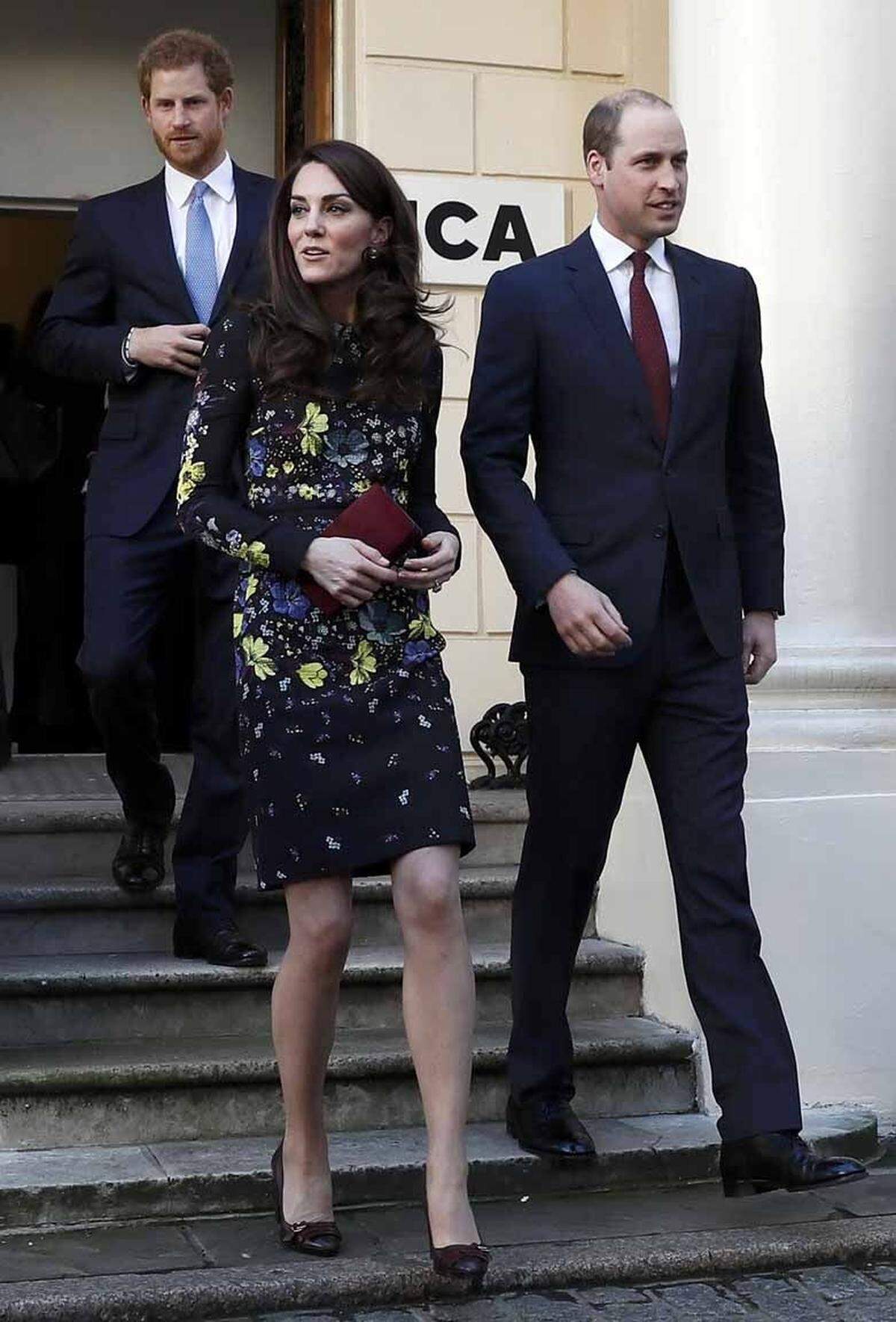 Dunkle Blütenmuster: Kate trägt zu einem Termin im Jänner am Londoner Institute for Contemporary Art ein Kleid des kanadischen Designers Erdem, der den Stoff dafür "Black Lily Collage" genannt hat - eine schwarze Lilien-Collage, oder so. Der Stoff ist fein texturiert und mit schwarzen, glänzenden Blumenbesätzen durchsetzt. Ein eleganter Auftritt - mit freundlichen Akzenten. Die Herzogin ergänzte den Look nicht nur um ihre Jungs - die Prinzen William und Harry -, sondern auch um dunkelrote Lederpumps von Tod's, eine dunkelrote Clutch von Mulberry...