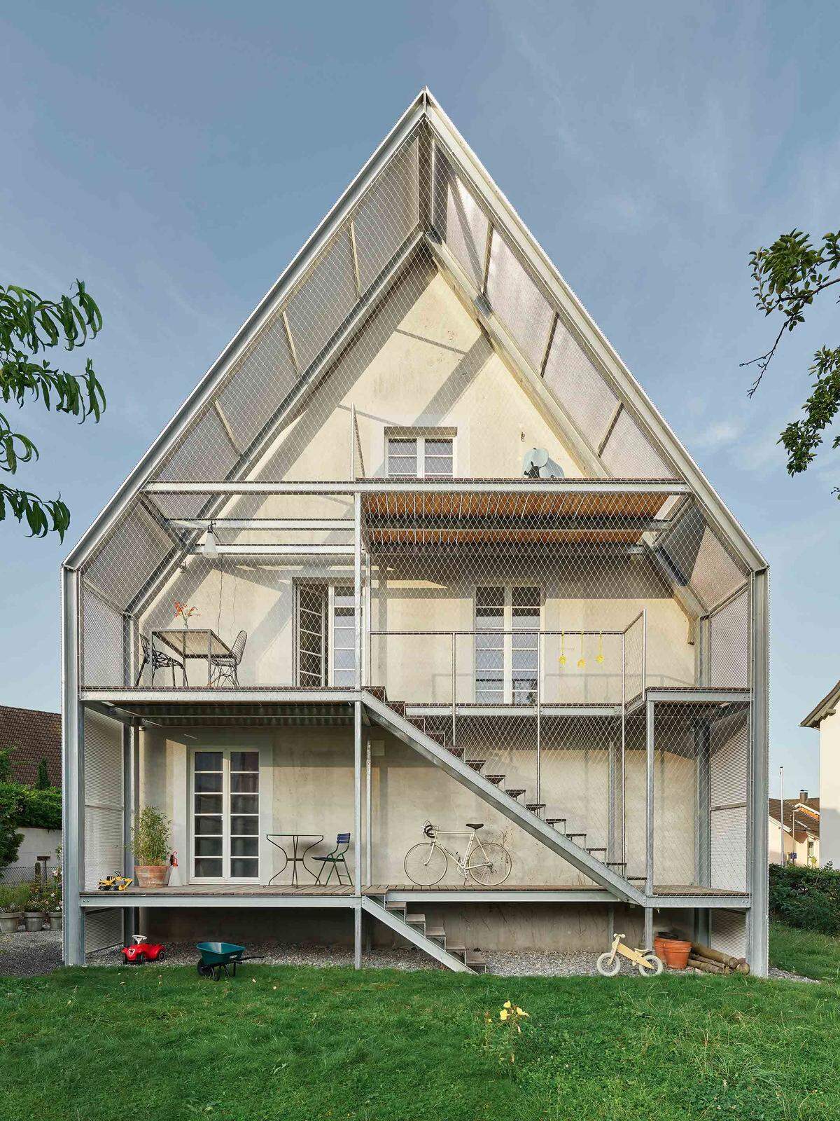 Wie gestaltet man ein 1929 erbautes Siedlungshaus zeitgerecht um? In Dornbirn machte sich Architektin Rike Kress samt Team mit einem Stahlregal ans Werk.