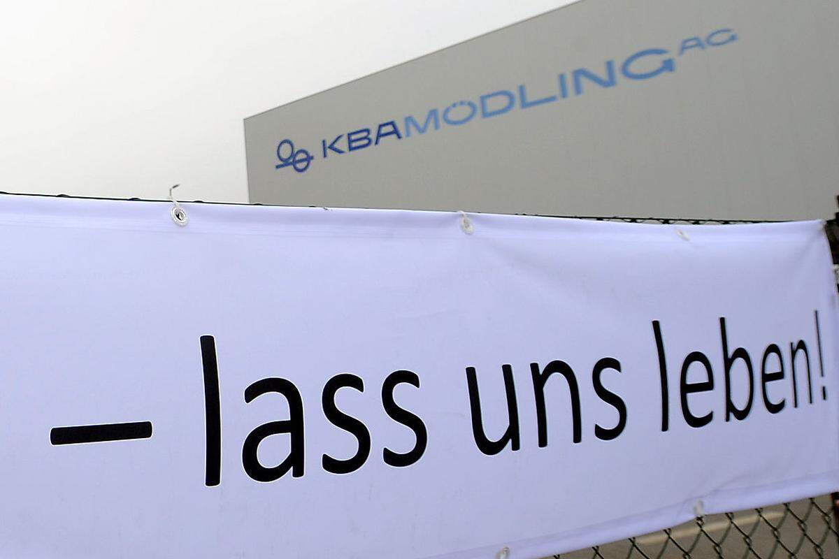 "Dieser Betrieb wird bestreikt" oder "Mutter, lass uns leben!" zeigen den vorbeifahrenden Autos in der Koenig &amp; Bauer-Straße in Maria Enzersdorf.