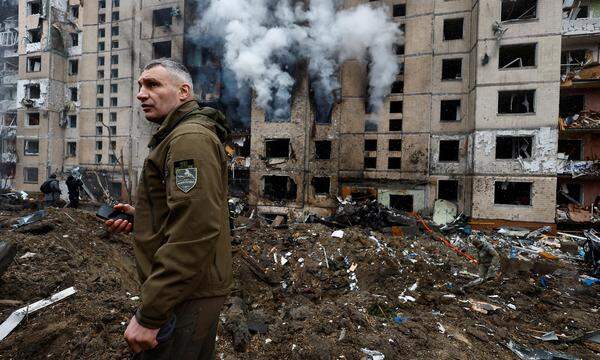 Raketenterror gegen Kiew: Bürgermeister Vitali Klitschko besichtigt ein zerstörtes Wohngebäude.